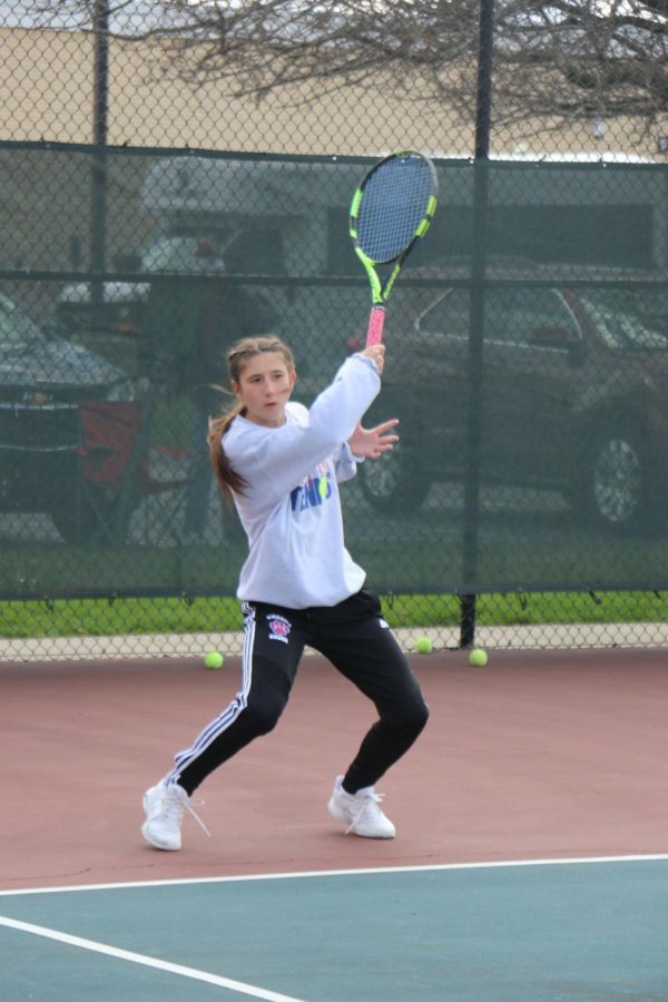 Sophomore+Ellen+Callane+practices+her+swing+before+a+match+at+the+KHS+tennis+courts.+